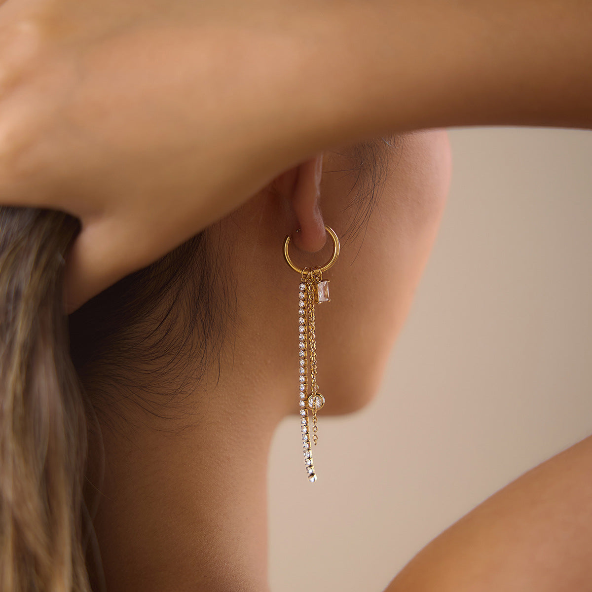 Damen Ohrhänger mit eleganten Zirkonia-Detail und hypoallergener Edelstahlverarbeitung Shop Nory