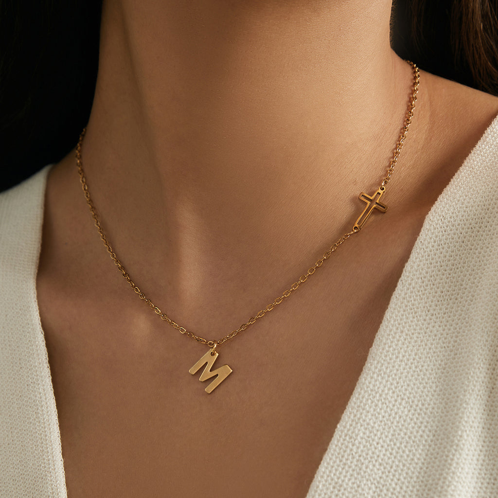 Damen personalisierte Halskette mit Initial-Anhänger und Kreuz Shop Nory