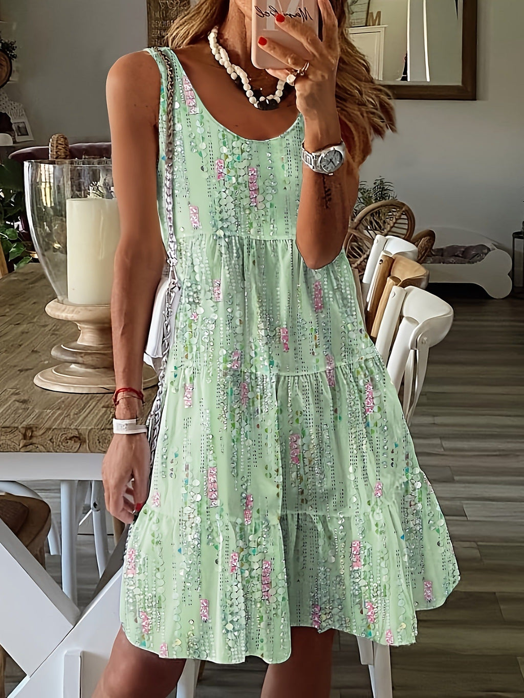 Damen luftiges Sommerkleid mit fließendem Rock und dekorativen Details