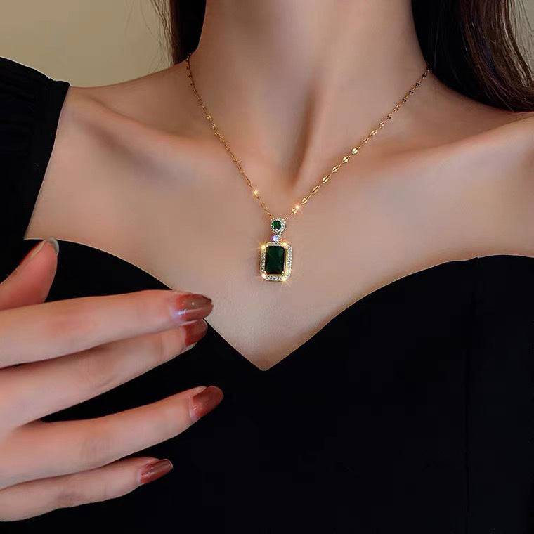 Facettiertes simulierter Edelstein Halo Anhänger Halskette und Cocktailring und Tropfohrringe Set mit Mikro Pavé Kristallen