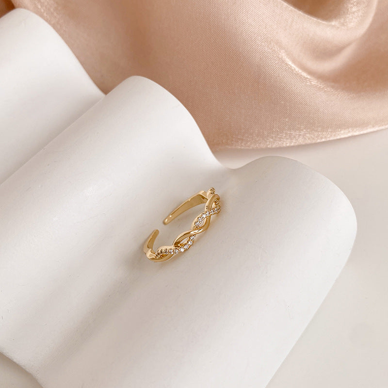 Damenring mit elegantem Wellenmuster und funkelnden Akzenten Shop Nory
