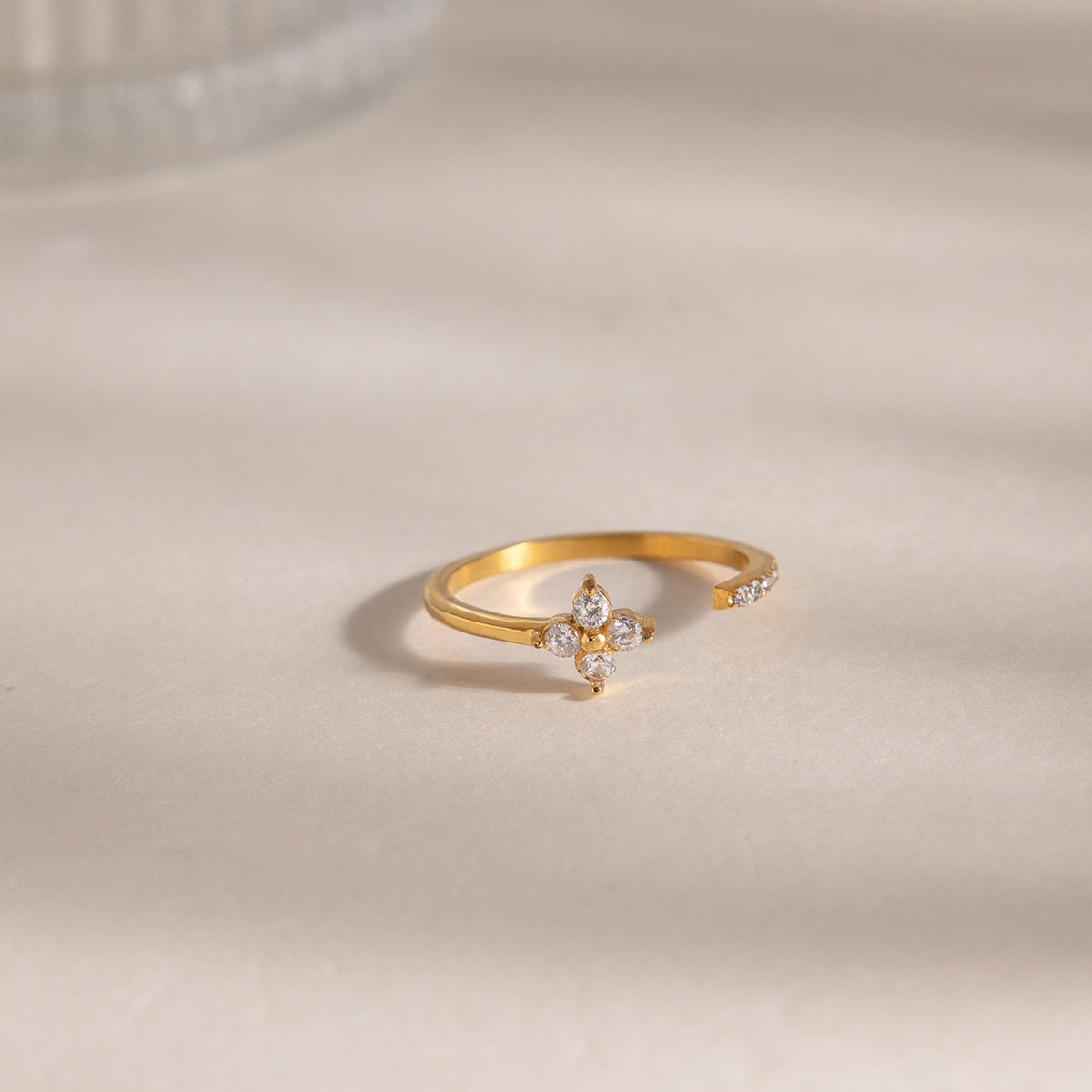 Damen Offener Ring mit floralem Design und funkelnden Zirkonia Shop Nory