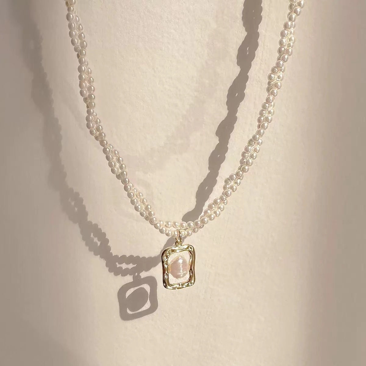 Damen Halskette mit exquisitem Perlenanhänger und filigraner Kettenstruktur Shop Nory
