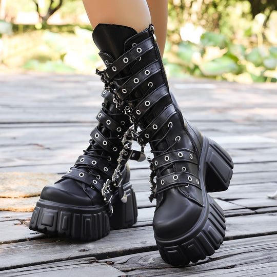 Damen Plateau-Bikerboots mit dekorativen Riemen, Ösen und Ketten Shop Nory