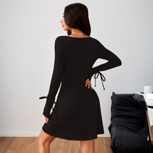 Damen geripptes Langarm-Minikleid mit Cut-Out, taillierter Silhouette, Bindärmeln und Seitenschlitz Shop Nory