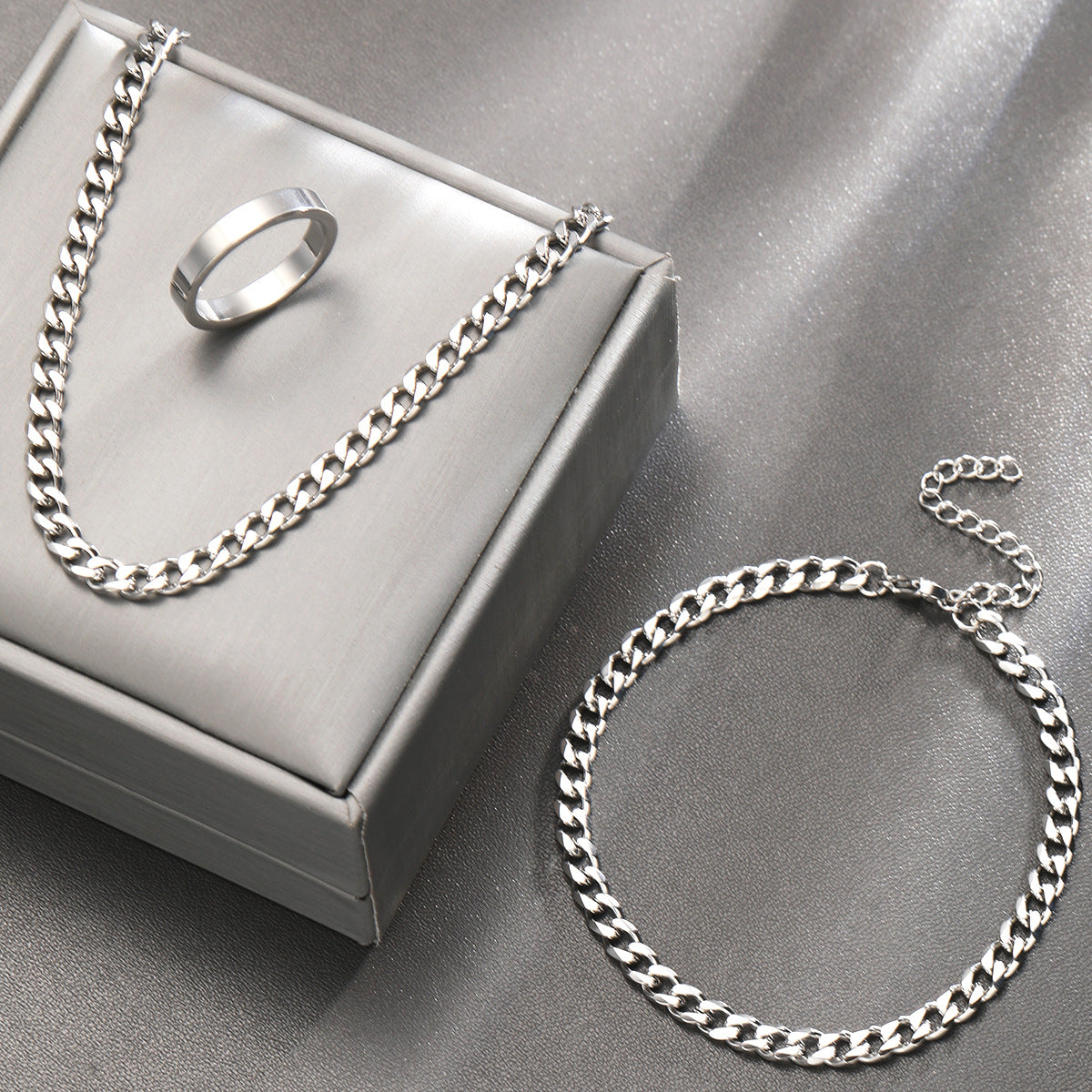 Damen Schmuckset bestehend aus eleganter Halskette, stilvollem Armband und zeitlosem Ring Shop Nory