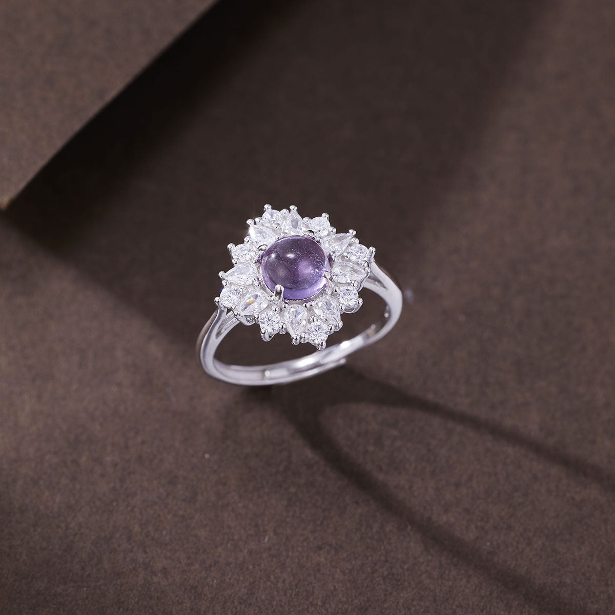 Damen Ring mit funkelndem lila Edelstein und exquisiten Kristallverzierungen Shop Nory