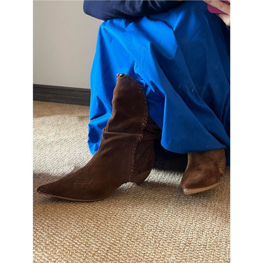 Damen Mid‑Calf Slouch‑Stiefel aus Velours mit spitzer Zehenpartie, geflochtenem Zierband und skulpturiertem Absatz Shop Nory