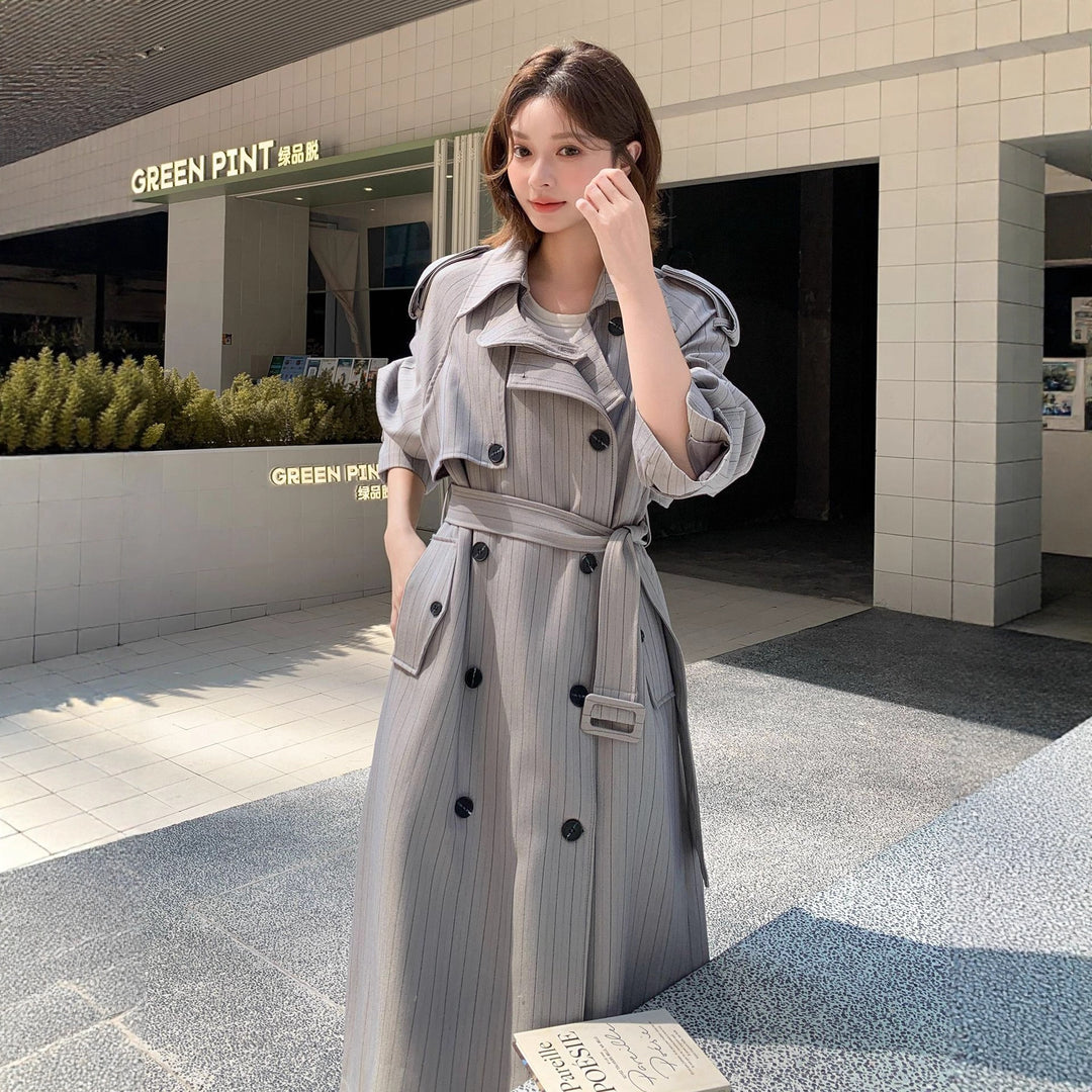 Damen Eleganter Maxilanger Nadelstreifen-Trench mit Schulterpatten und gerafften Ärmeln Shop Nory