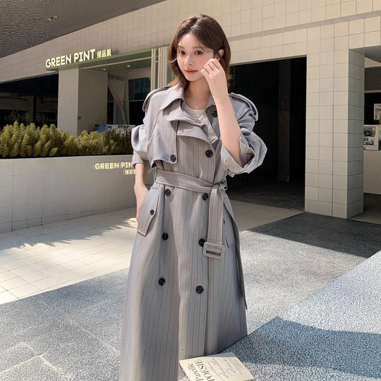 Damen Eleganter Maxilanger Nadelstreifen-Trench mit Schulterpatten und gerafften Ärmeln Shop Nory