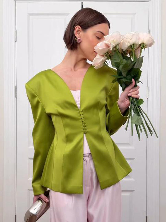 Damen Taillierter Satin-Blazer mit betontem Schößchen und dekorativer Knopfleiste Shop Nory