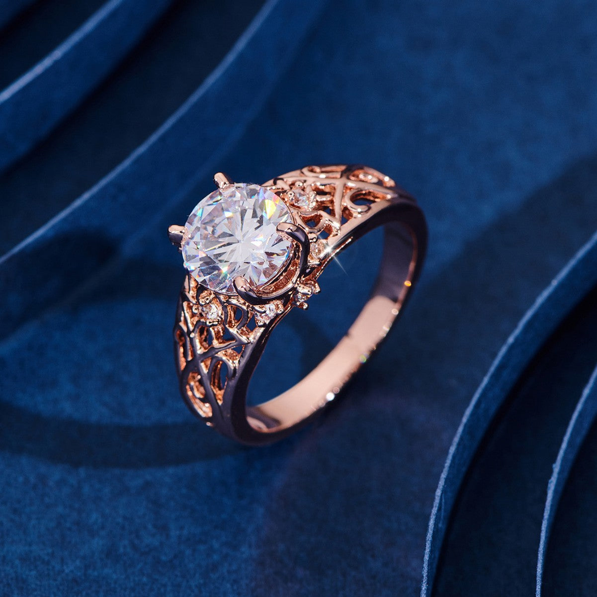 Damen Ring mit kunstvoller filigraner Fassung und funkelndem Zirkonia Shop Nory