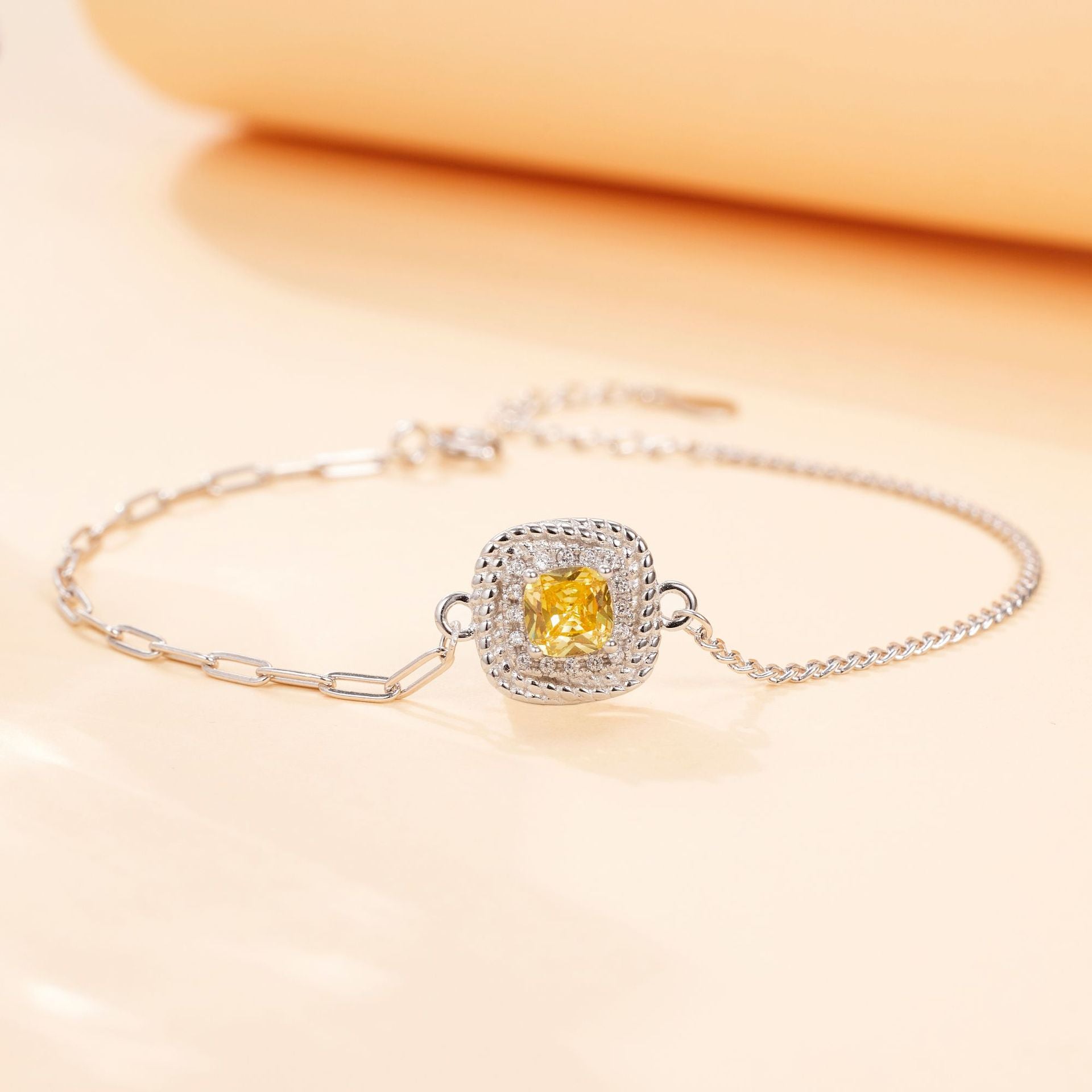 Damen elegantes Armband mit funkelndem Zirkonia-Zentrum Shop Nory