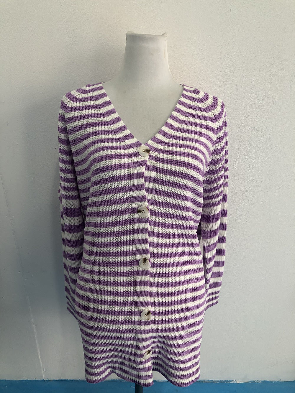 Damen gestreifte oversized Strickjacke mit V-Ausschnitt und Knopfleiste Shop Nory