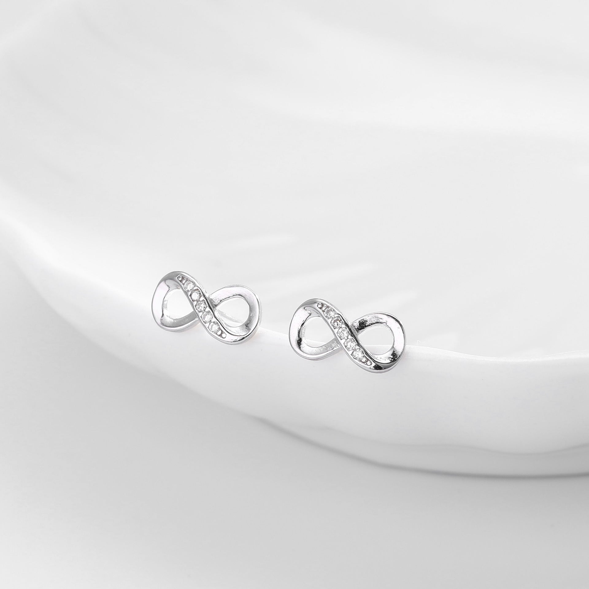 Damen Ohrstecker im unendlichen Design mit funkelnden Zirkonia Shop Nory