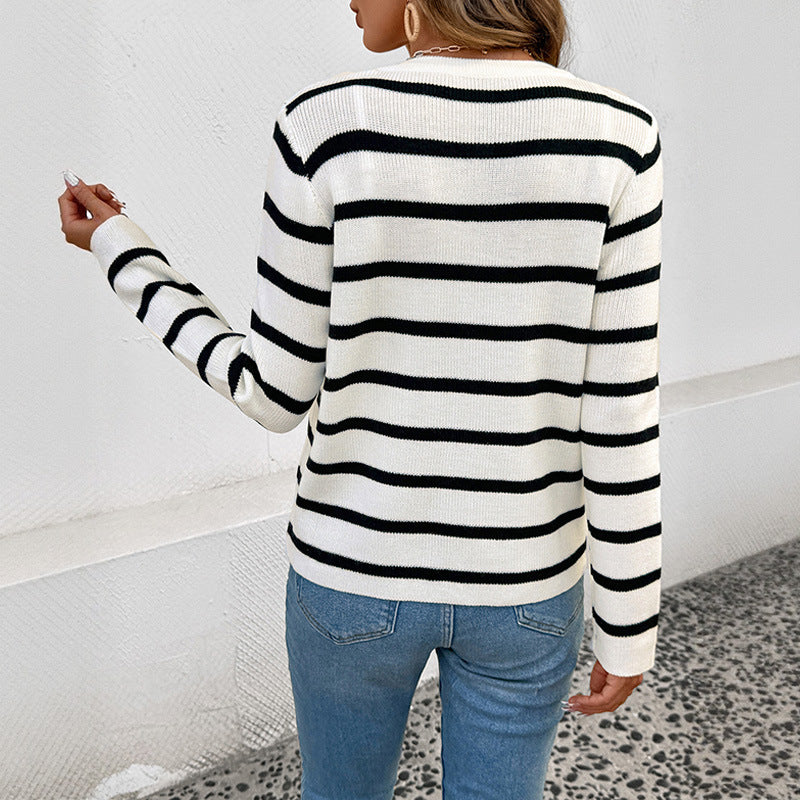 Damen Fein gestrickter Streifen-Cardigan mit Rundhalsausschnitt, goldenen Zierknöpfen und Eingrifftaschen Shop Nory