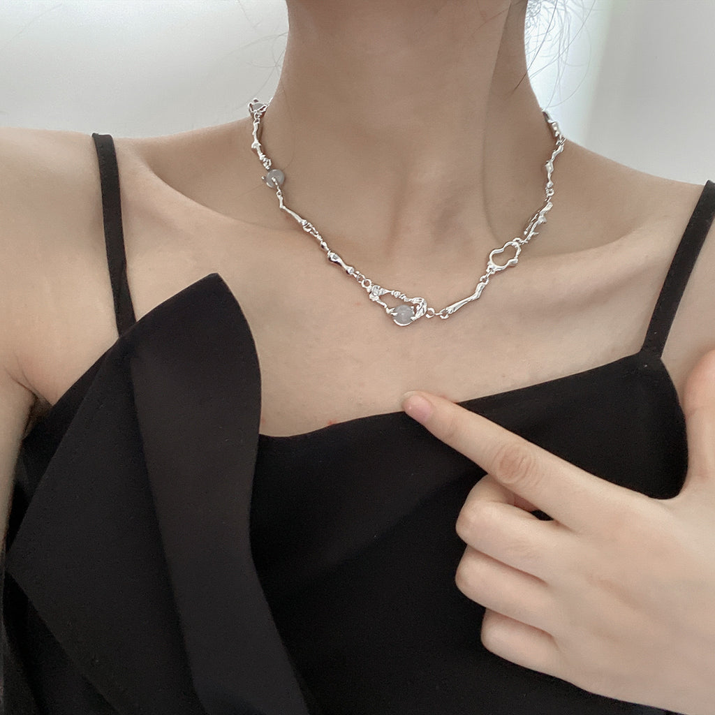 Damen Halskette mit elegantem, gewellten Design und versilberten Perlendetails Shop Nory