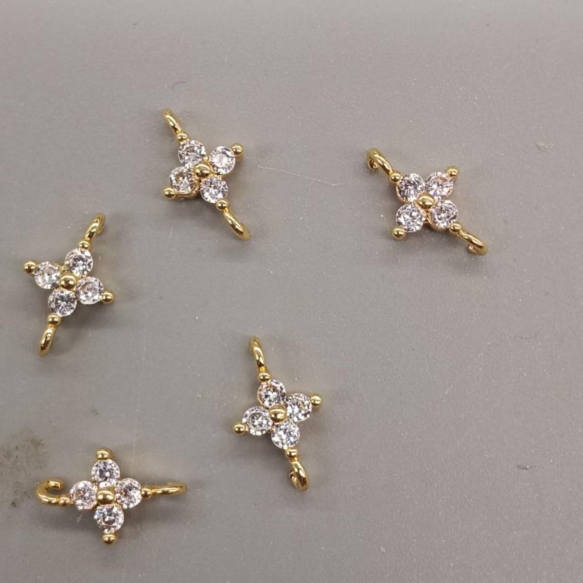 Zierlicher Blüten-Anhänger mit Zirkonia Für Diy Schmuck Vergoldet