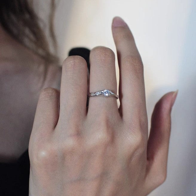 Damen zierlicher und geschwungener Ring mit funkelndem Stein Shop Nory