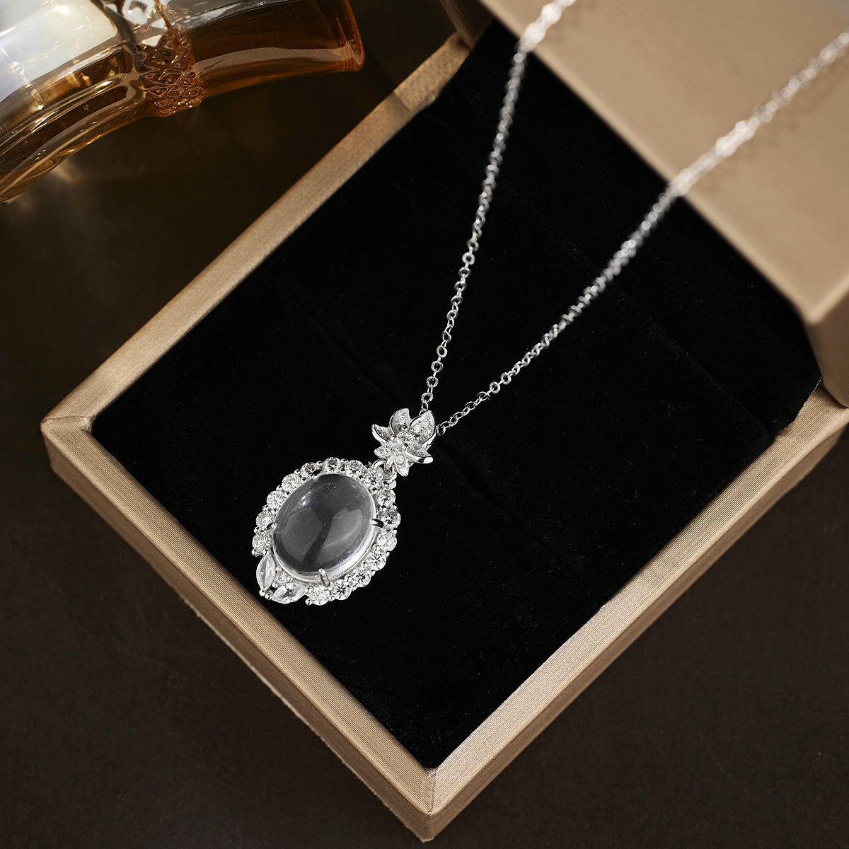 Damen elegante Halskette mit kunstvollem Anhänger im Blüten-Design Shop Nory