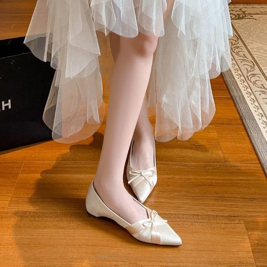 Damen Spitz zulaufende Satin-Ballerinas mit Schleifen-Detail und gepolstertem Komfortfußbett Shop Nory