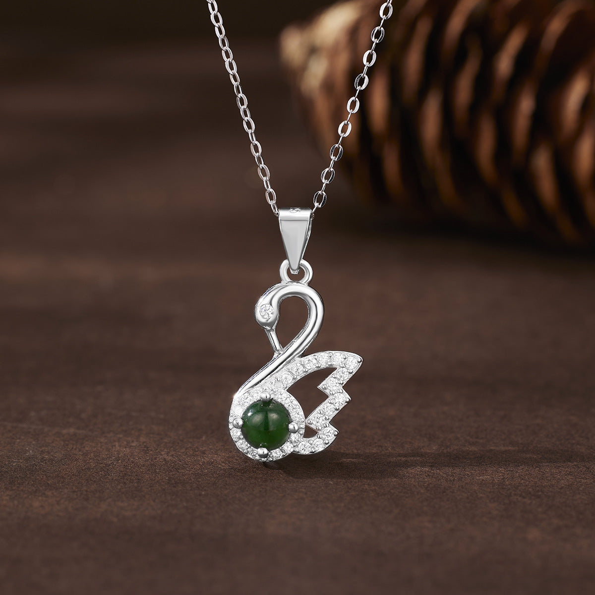 Damen Halskette mit eleganten Schwanenanhänger und edlem Jade-Element Shop Nory