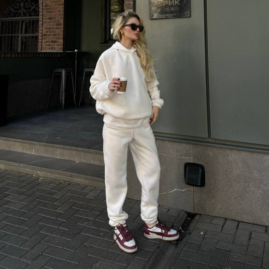 Damen kuscheliges Sweat-Set mit extralangem Kapuzenpullover, verdeckter Kängurutasche und schmal zulaufender Bündchenhose Shop Nory