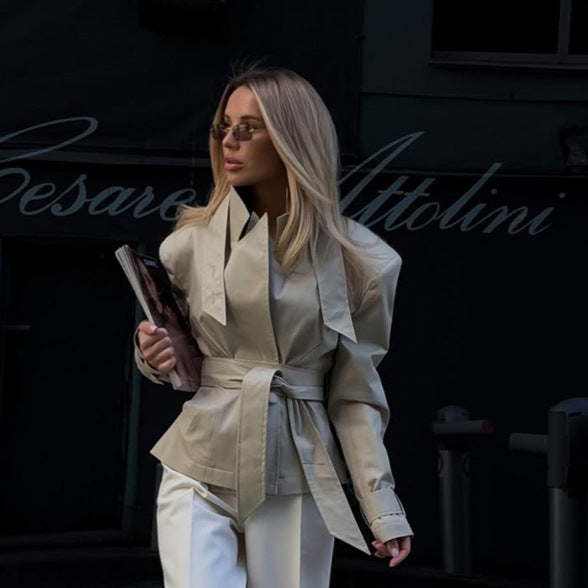 Damen Kurzer taillierter Trenchcoat mit Bindegürtel und sculpted-Shoulder Silhouette Shop Nory