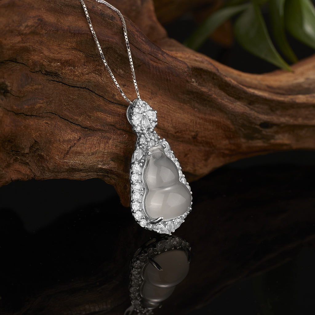 Damen Anhänger-Halskette mit kunstvollem Buddha-Motiv und funkelnden Zirkonia Shop Nory