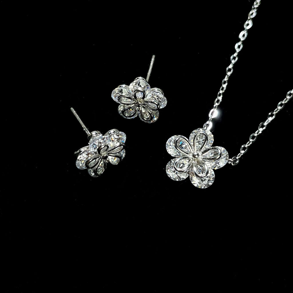 Damen Zarte Halskette mit floralem Anhänger und funkelnden Zirkonia Shop Nory