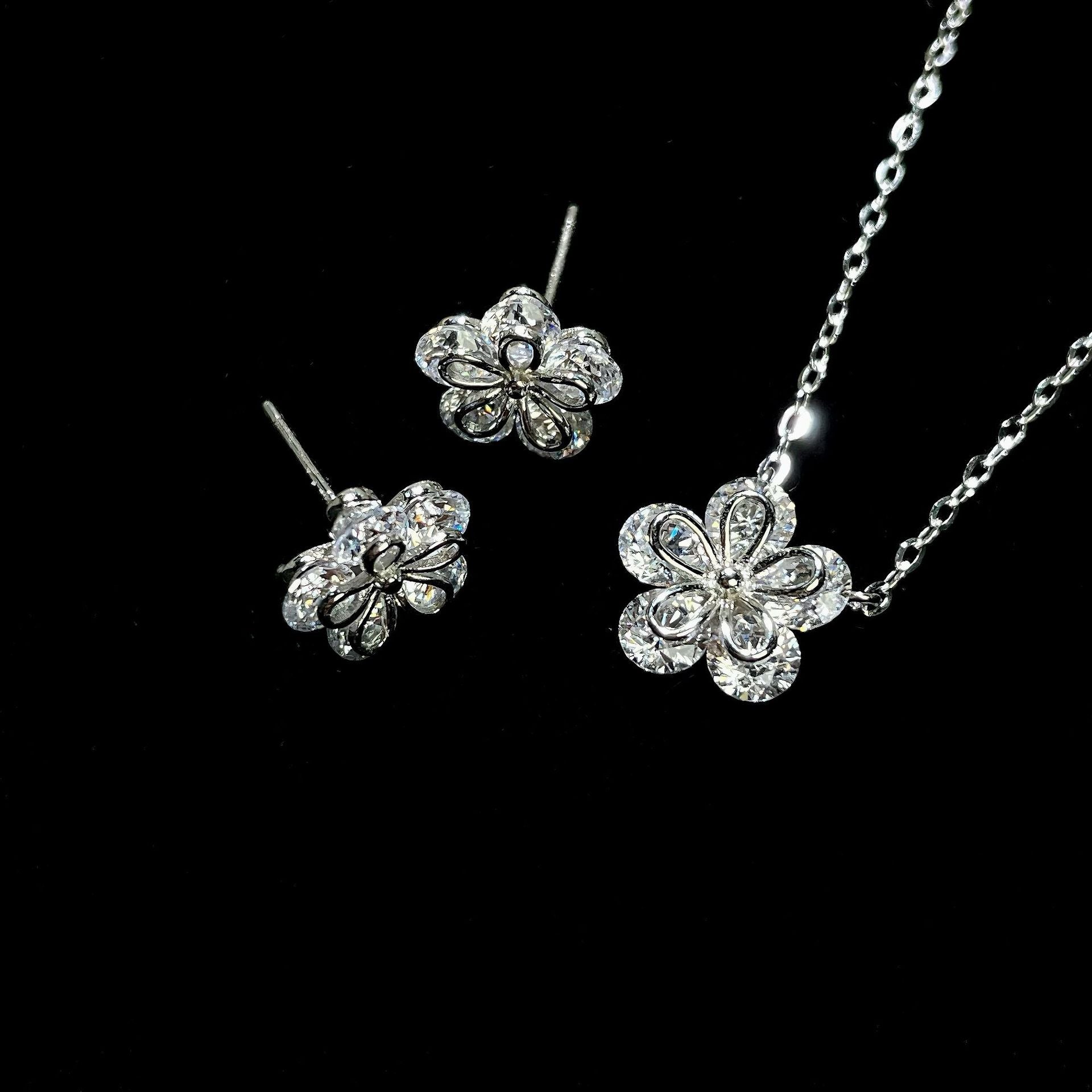Damen Zarte Halskette mit floralem Anhänger und funkelnden Zirkonia Shop Nory