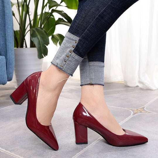 Damen Elegante High Heels mit blockiertem Absatz und modernem Acrylfinish