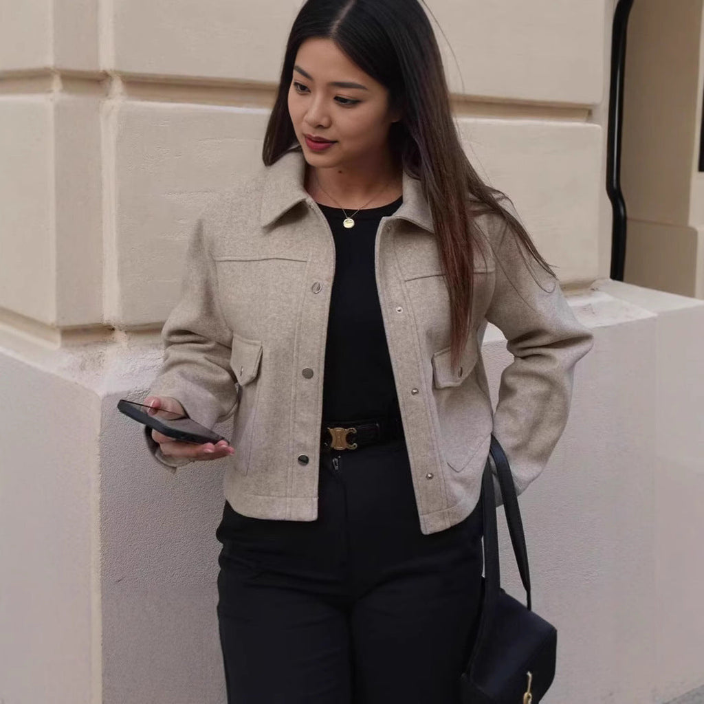 Damen kurze Wolljacke im klassischen Stil mit aufgesetzten Taschen