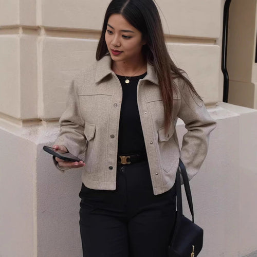 Damen kurze Wolljacke im klassischen Stil mit aufgesetzten Taschen