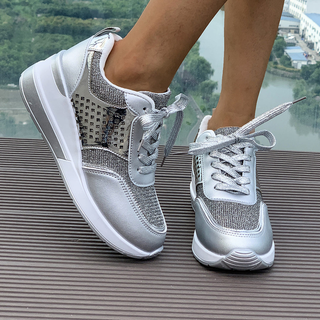 Damen stylische Keil-Sneaker mit metallischer Optik großflächigen Ziersteinen und gepolstertem Komfortfußbett Shop Nory