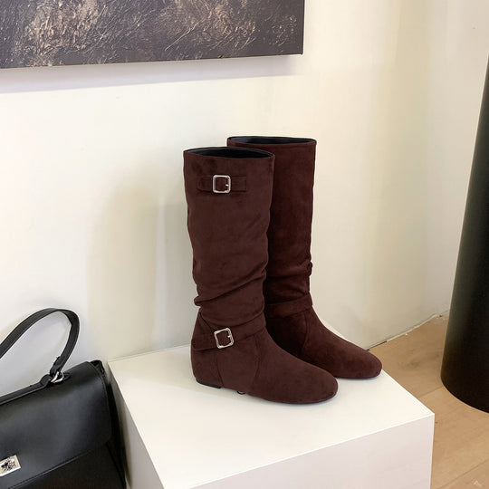 Damen Kniehohe Veloursleder-Slouchstiefel mit verstellbaren Zierriemen und flacher Keilsohle Shop Nory