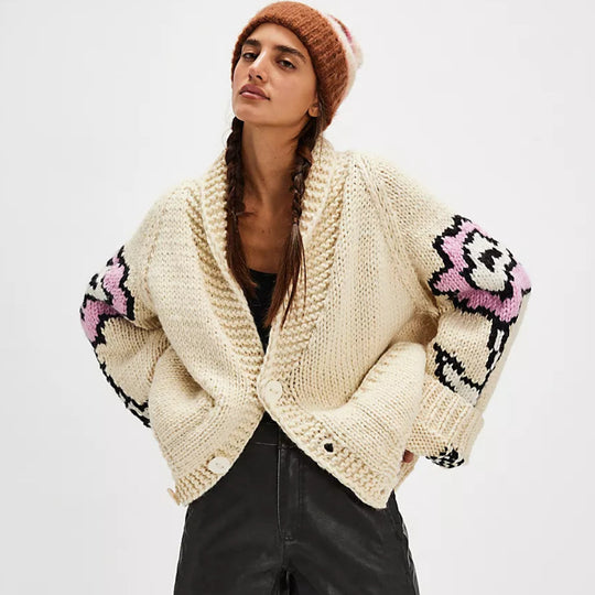 Damen Oversized Grobstrick-Cardigan mit Schalkragen, Blumenintarsien & Knopfleiste Shop Nory