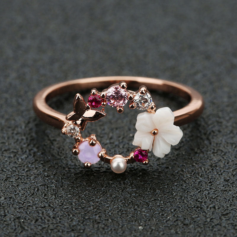 Damenring mit floralen Akzenten aus hochwertigen Kristallen Shop Nory
