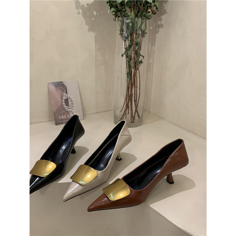 Damen Elegante spitz zulaufende Pumps mit goldener Zierplatte und geformtem Kittenabsatz Shop Nory
