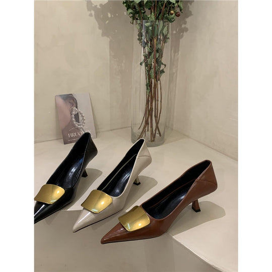 Damen Elegante spitz zulaufende Pumps mit goldener Zierplatte und geformtem Kittenabsatz Shop Nory