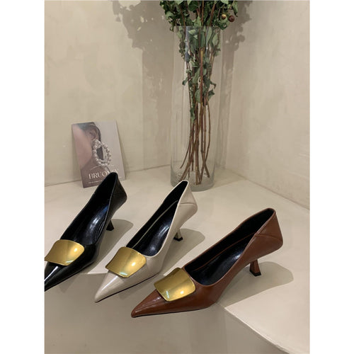 Damen Elegante spitz zulaufende Pumps mit goldener Zierplatte und geformtem Kittenabsatz Shop Nory