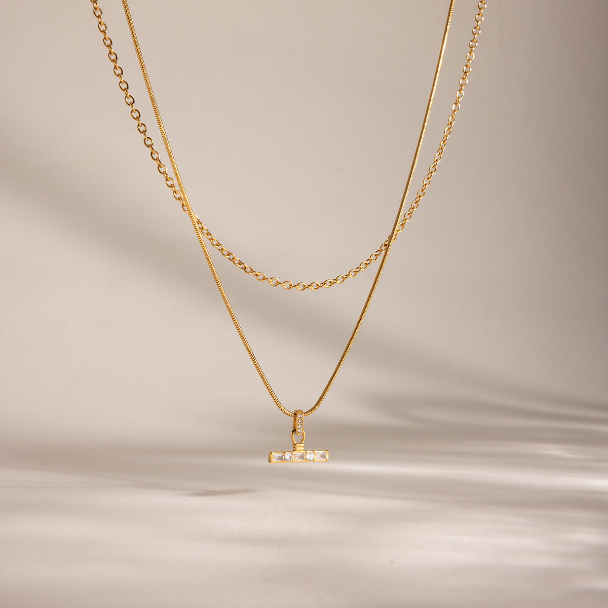 Damen Halskette mit elegantem mehrlagigem Design aus hypoallergenem Edelstahl und funkelnden Zirkonia Shop Nory