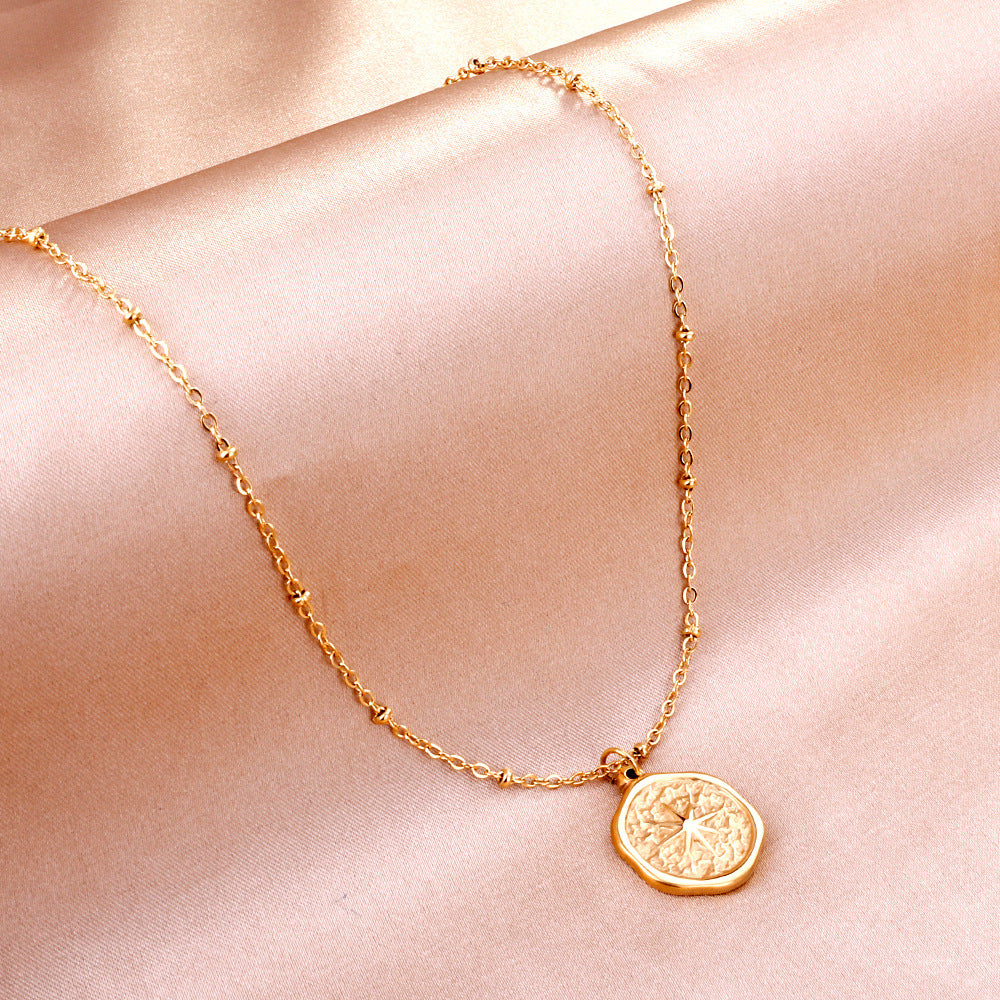 Damen Halskette mit verspieltem Kompassanhänger aus hochwertigem Edelstahl und goldplattierter Oberfläche Shop Nory