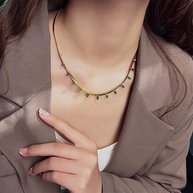 Damen elegante Halskette mit glitzernden Smaragd-Elementen und filigranem Kettendesign Shop Nory