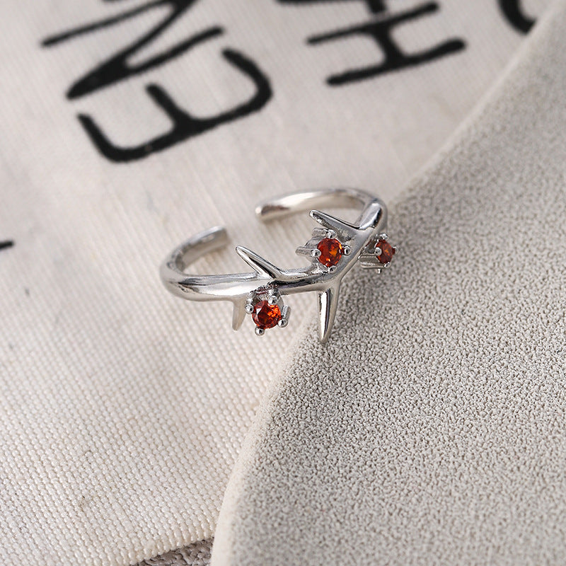 Damen Offener Ring mit modernen spitz zulaufenden Designelementen und funkelnden Akzenten Shop Nory