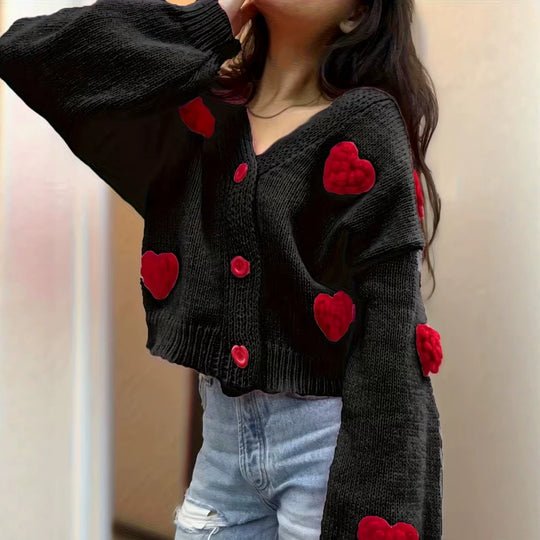 Damen Kurzgeschnittener V-Ausschnitt-Cardigan mit geprägten Herz-Applikationen und Schmuckknöpfen Shop Nory
