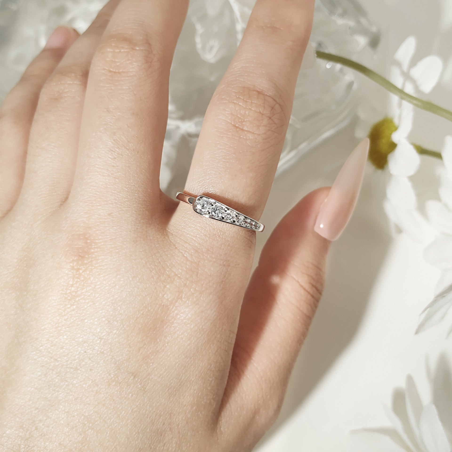Damenring mit elegant geschwungenem Design und funkelnden Zirkonia Shop Nory