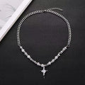 Damen Kette mit funkelndem Kristallanhänger und eleganten Metallakzenten Shop Nory