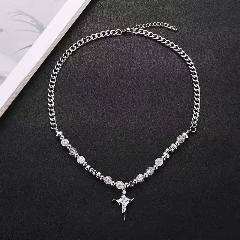 Damen Kette mit funkelndem Kristallanhänger und eleganten Metallakzenten Shop Nory