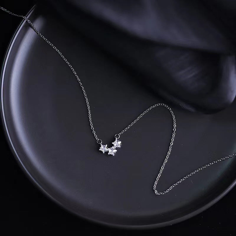 Damen Halskette mit floralem, funkelndem Anhänger Shop Nory